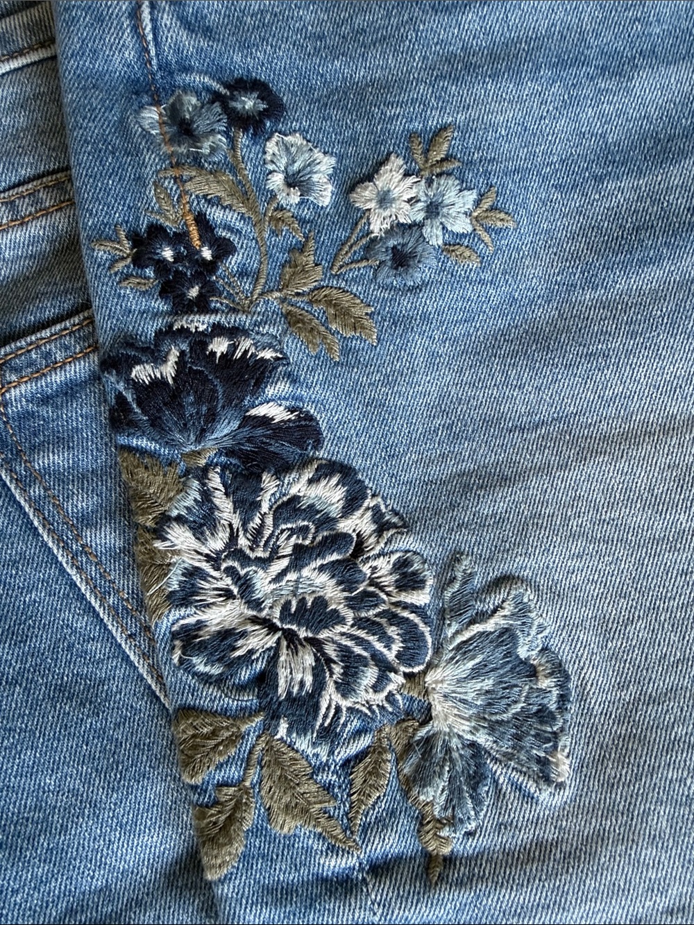 Driftwood embroidered shorts - Picture 3 of 5